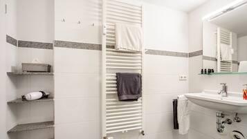 Dusj, hårføner og håndklær