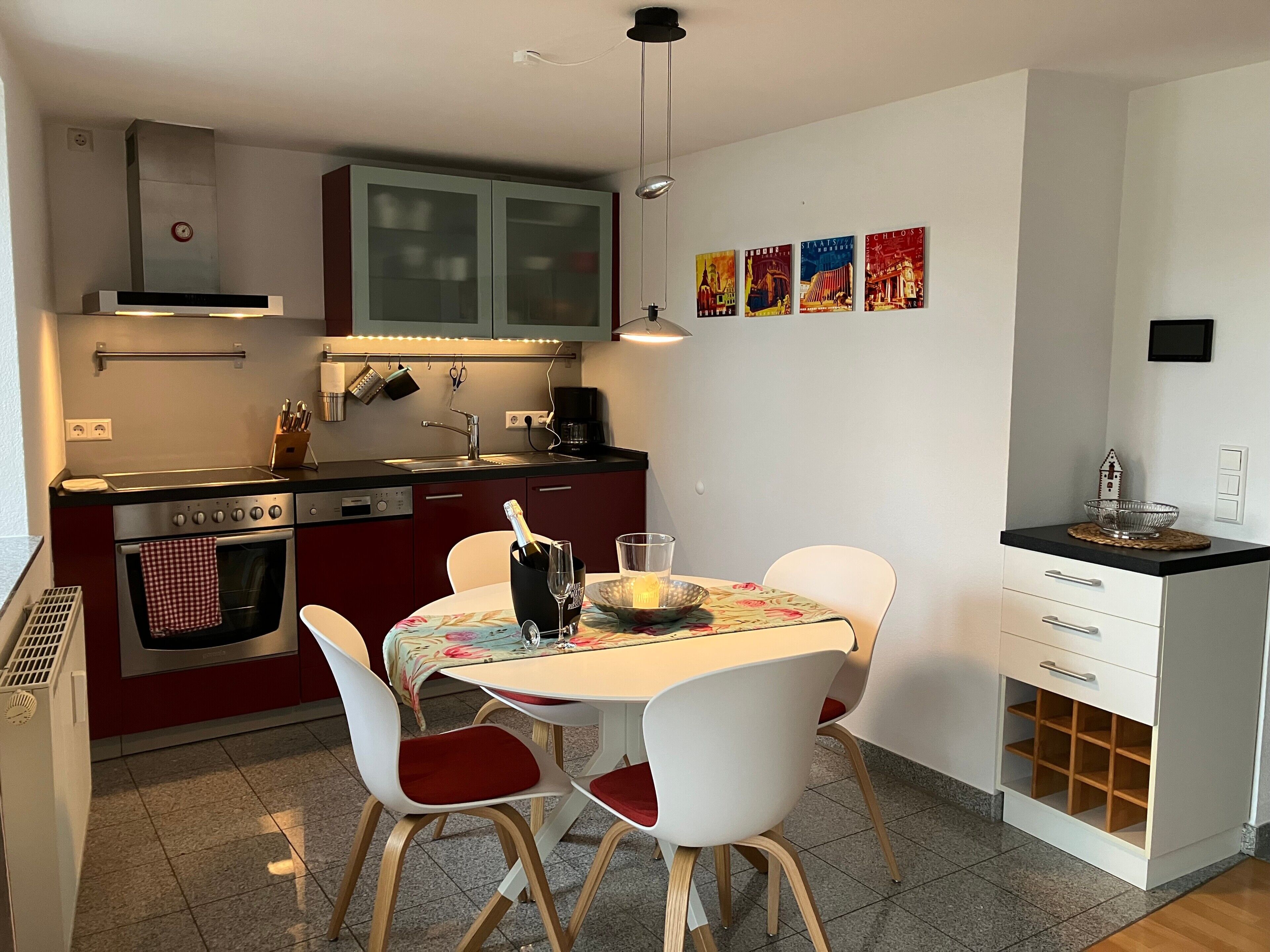 Kjøleskap, ovn, kokeplater og oppvaskmaskin