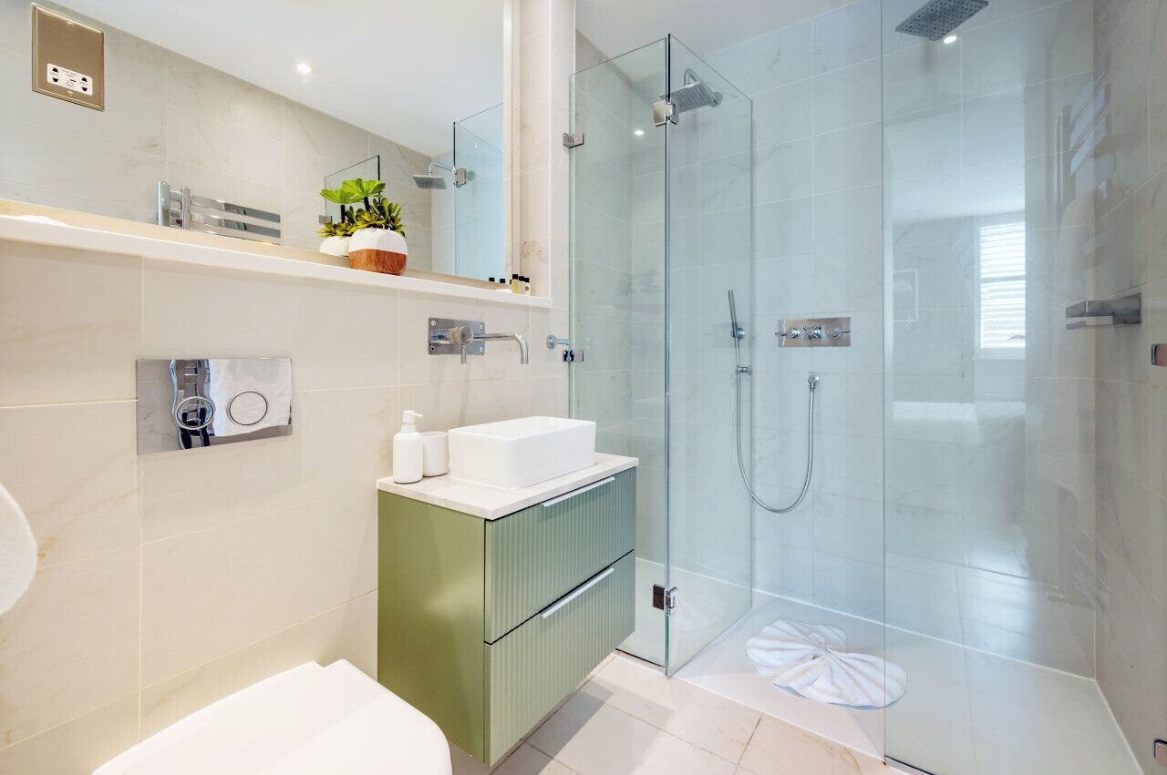 Een haardroger, handdoeken