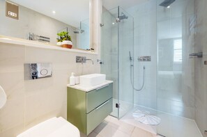 Hair dryer, towels - Enchanting Covent Garden Haven (Greater London)