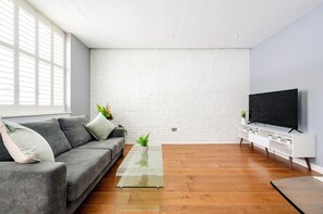 Smart TV - Enchanting Covent Garden Haven (Greater London)