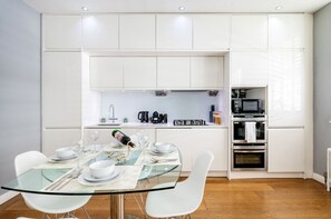 Réfrigérateur, four à micro-ondes, un four, surface de cuisson