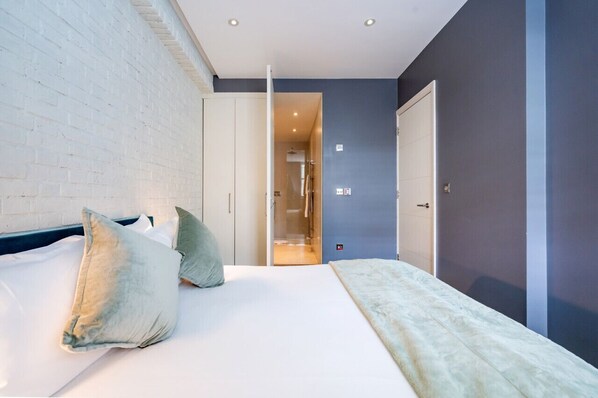 2 bedrooms, iron/ironing board, travel crib, free WiFi - Enchanting Covent Garden Haven (Greater London)