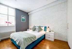 2 chambres, fer et planche à repasser, lit de bébé portatif