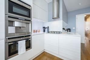 Frigorífico, microondas, horno y placa de cocina