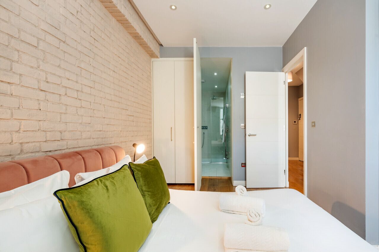 2 slaapkamers, een strijkplank/strijkijzer, reisbedje, gratis wifi