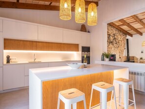 Kühlschrank, Mikrowelle, Ofen, Geschirrspüler