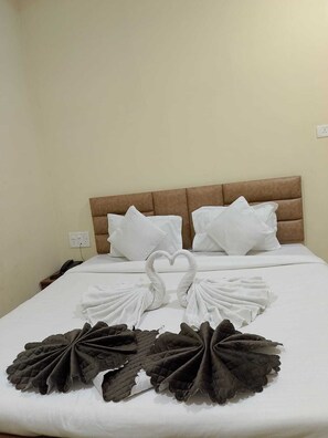 1 bedroom, desk, free WiFi, bed sheets - Hotel Raipur Pride - Raipur (Raipur)