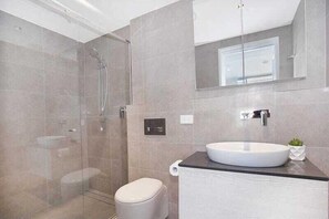 Dusch, hårtork, handdukar och tvål