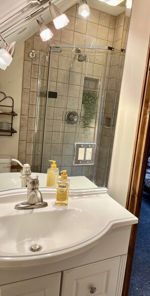 Douche, sĂšche-cheveux, serviettes fournies, savon
