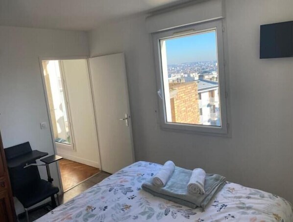 1 غرفة نوم ومكواة/لوح كي وواي فاي مجانًا وملاءات أسرّة