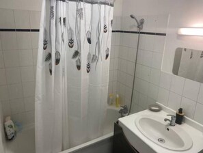 مجففات شعر، مناشف، صابون، شامبو