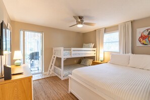 2 quartos, ferros/tábuas de passar roupa, berço de viagem