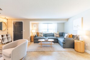 Een smart-tv, boeken en een kantoor