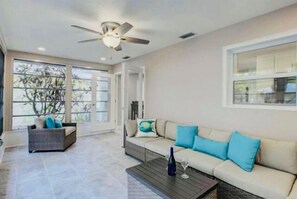 Smart TV, books - 2BR Villa Getaway - Near Siesta Key Beach - Pool (Sarasota)