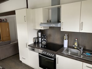 Frigorífic, placa de cuina, rentaplats i cafetera i tetera 