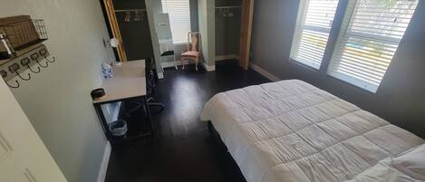 2 habitaciones, tabla de planchar con plancha, wifi y ropa de cama