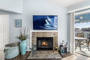 Televisión y chimenea 