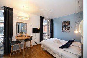 Iron/ironing board, WiFi, bed sheets