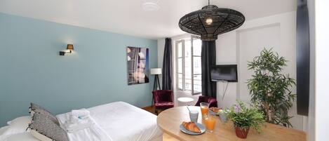 Een strijkplank/strijkijzer, wifi, beddengoed