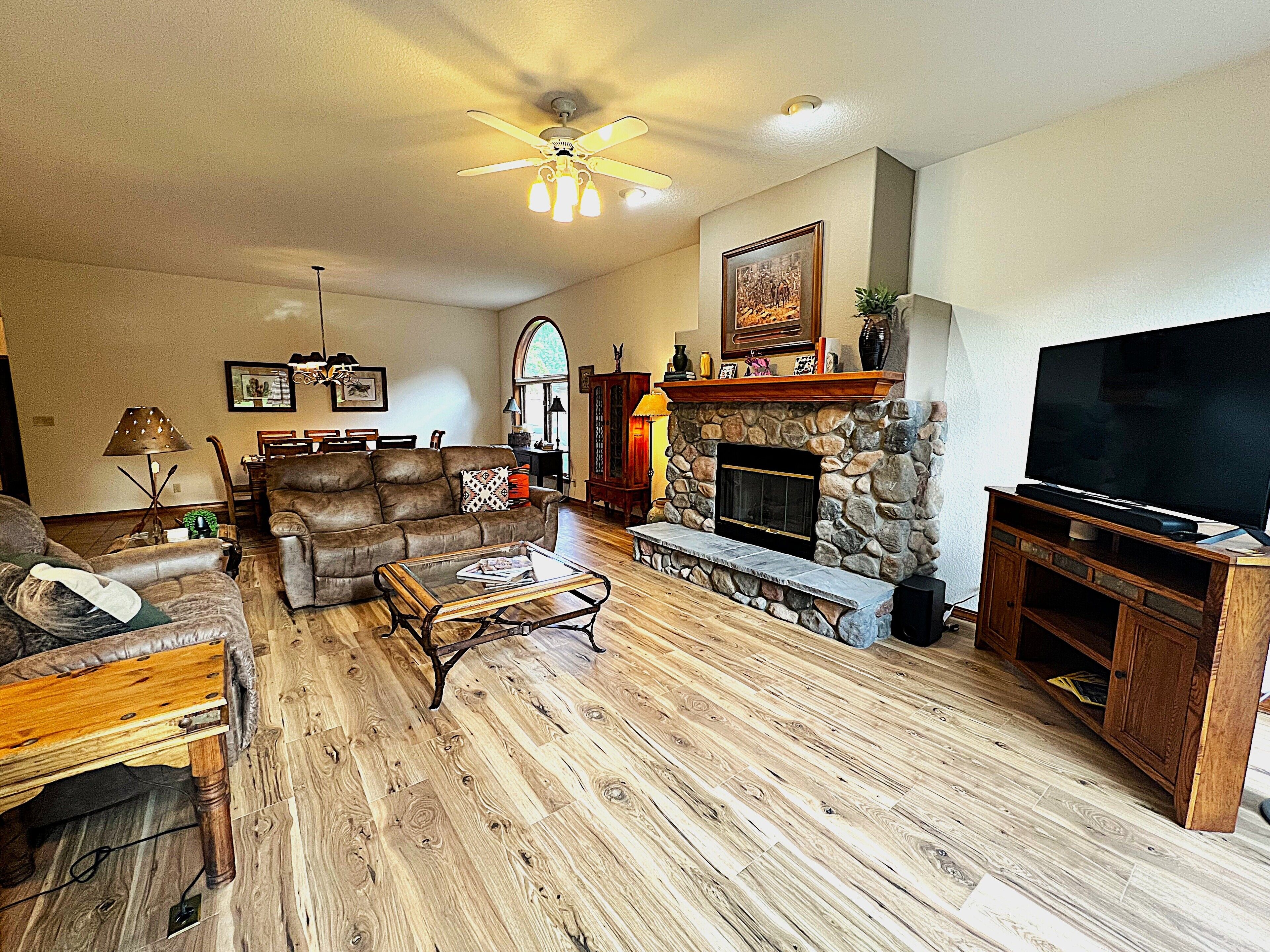Spacious Home on Golf Course, Central Location to Downtown/Ski Resort