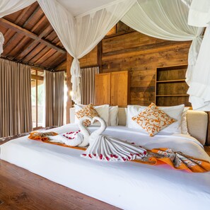 A large bed with a canopy, wooden walls, and a view of the outdoors. - Ayawana Private Villa by ARM Hospitality (Tegallalang)