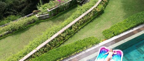 Hồ bơi ngoài trời