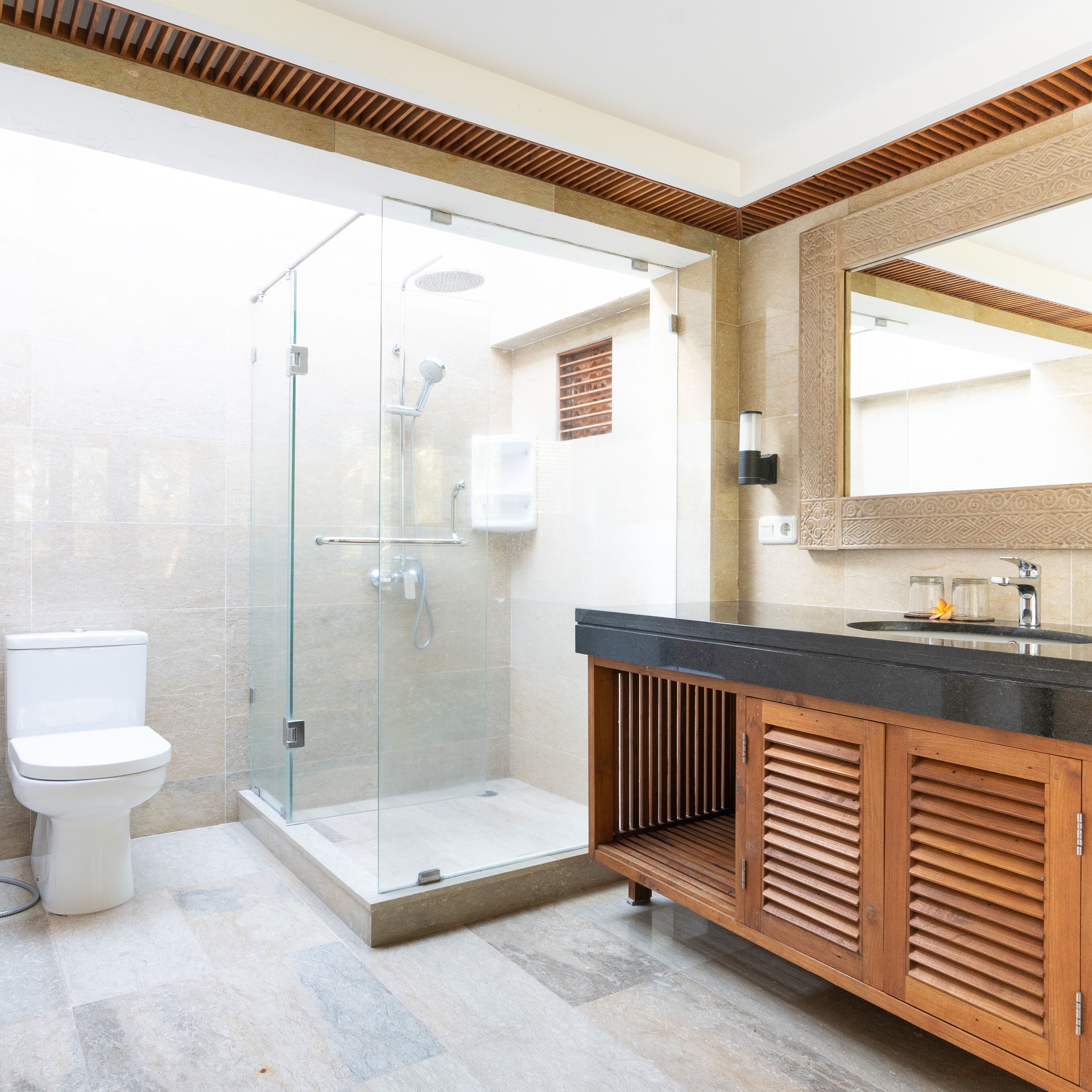 Badewanne und Dusche (separat), Regendusche, kostenlose Toilettenartikel