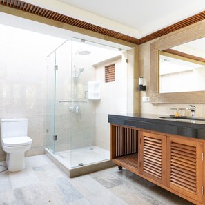 Separate tub and shower, rainfall showerhead, free toiletries, towels