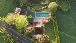 An aerial view of a residential property with a swimming pool, a small house, and lush greenery. - Ayawana Private Villa by ARM Hospitality (Tegallalang)
