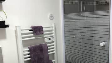 Een douche, milieuvriendelijk toiletgerief, een haardroger, handdoeken