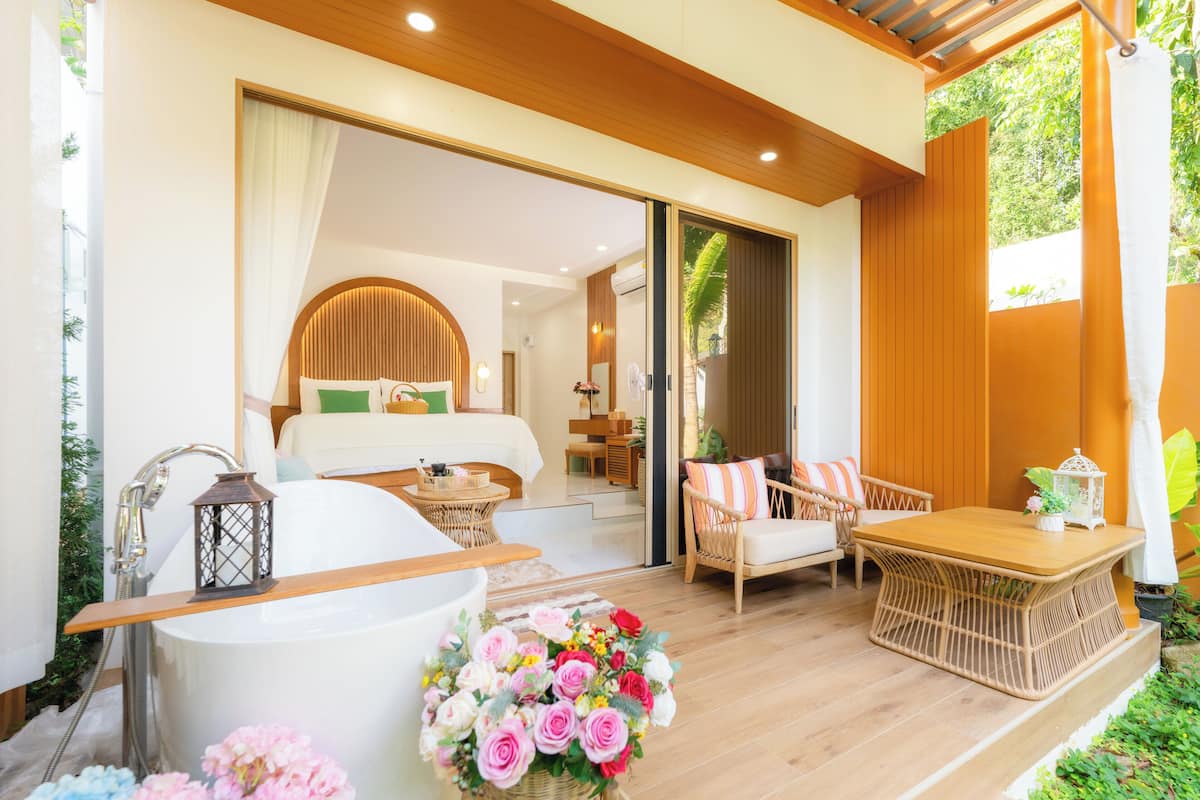 Peralatan tempat tidur premium, bar mini percuma, meja, cadar katil 