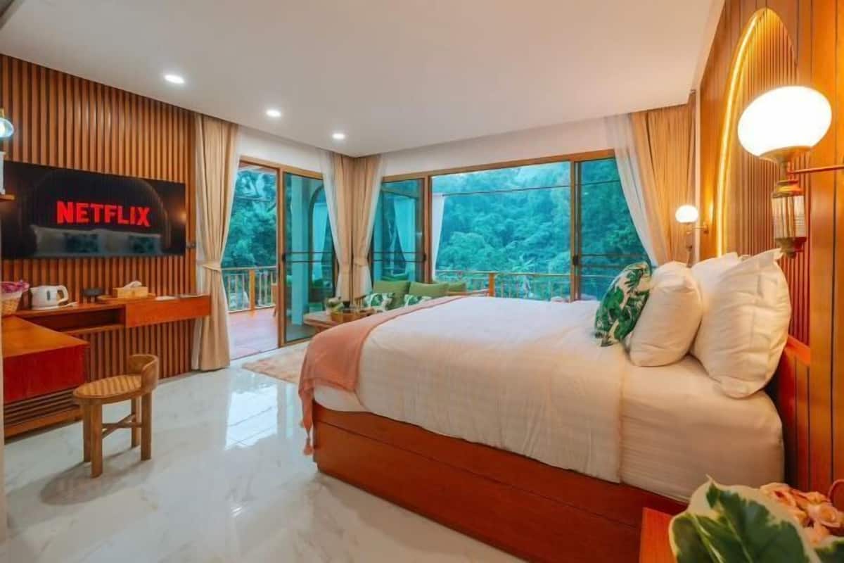 Peralatan tempat tidur premium, bar mini percuma, meja, cadar katil 