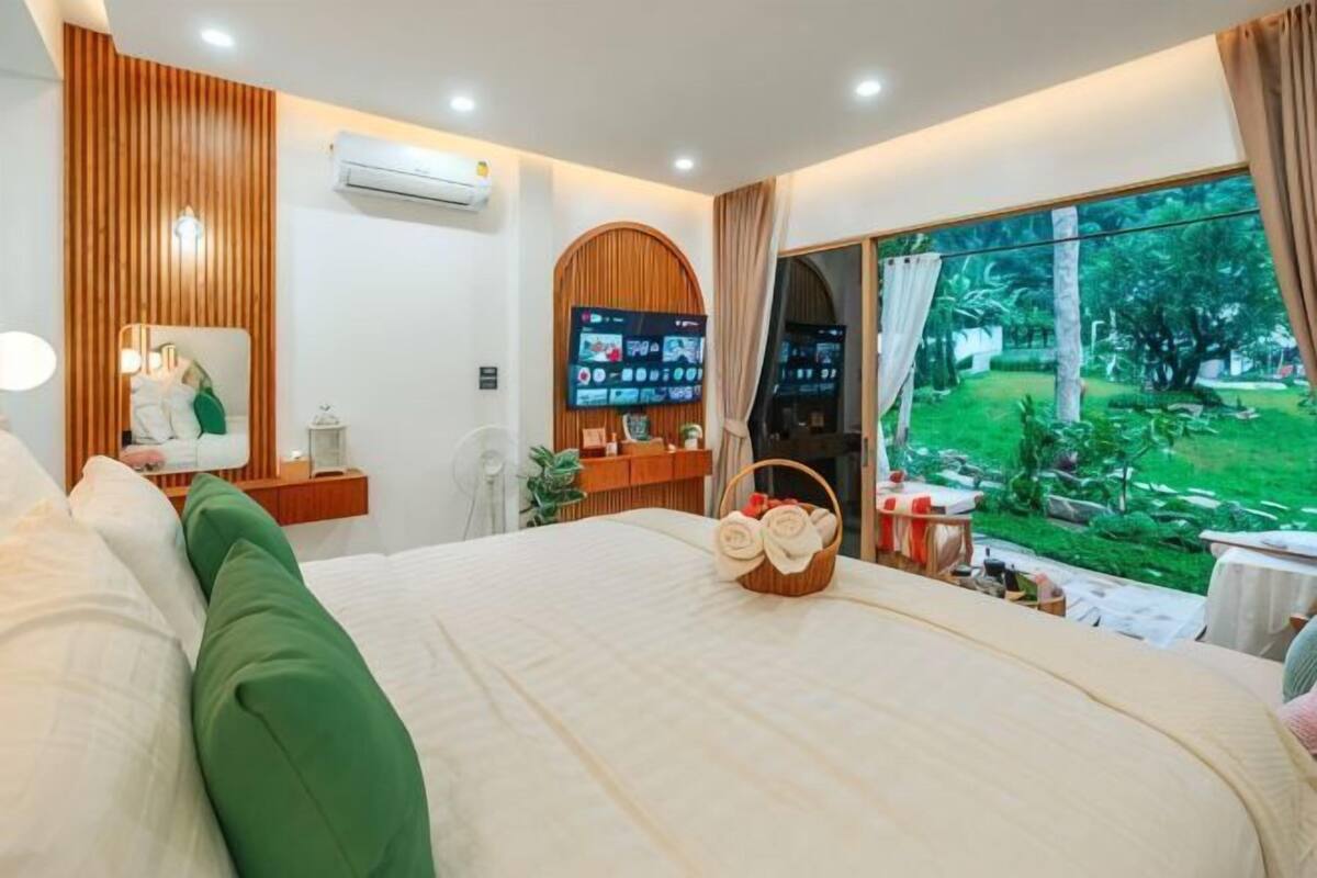 Peralatan tempat tidur premium, bar mini percuma, meja, cadar katil 