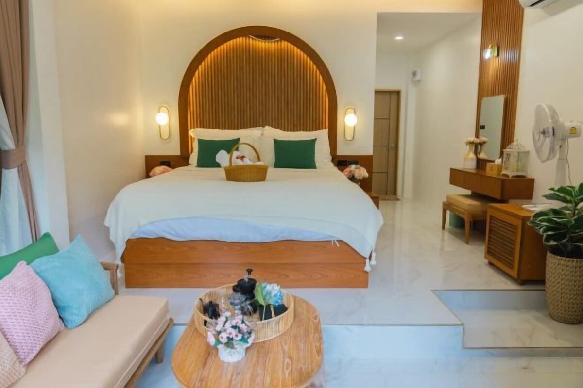 Premium bedding, minibar (free items), desk, bed sheets