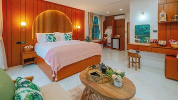 Habitación de hotel con una cama grande, paredes de paneles de madera, una kitchenette pequeña y vistas al exterior.
