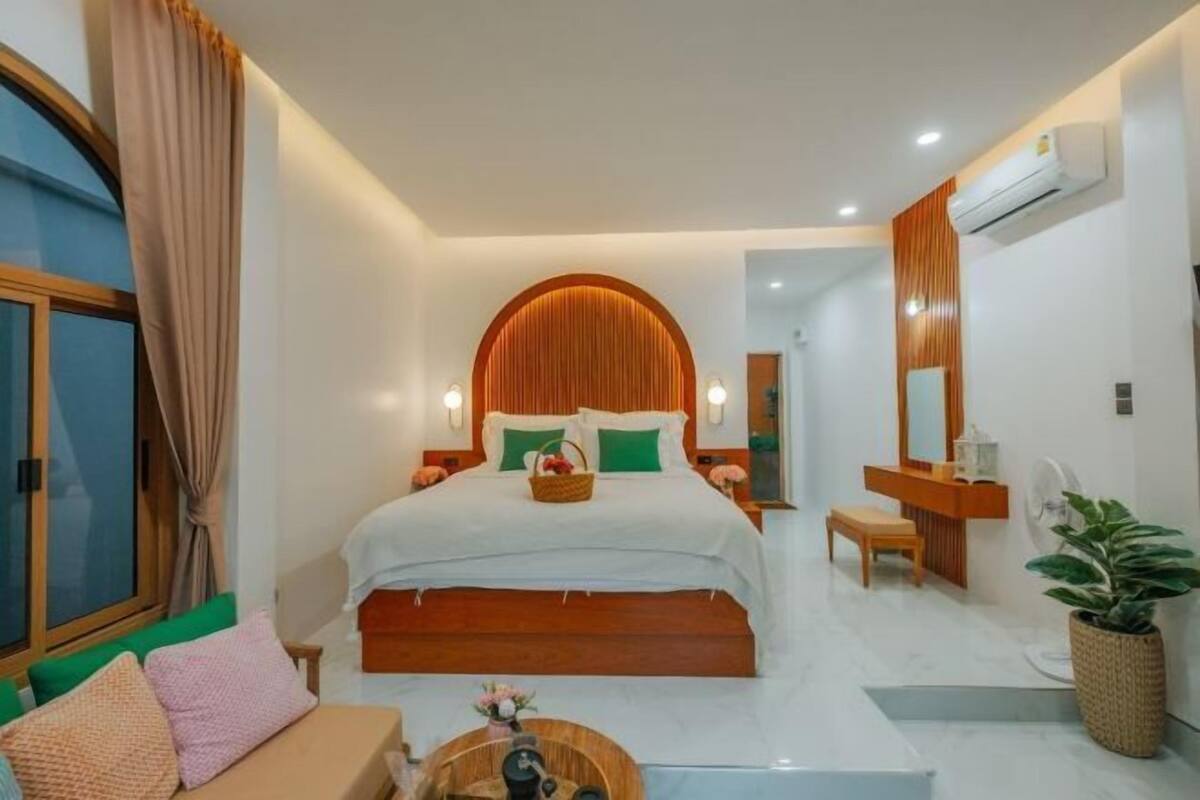 Peralatan tempat tidur premium, bar mini percuma, meja, cadar katil 