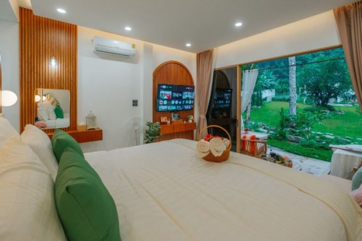 เครื่องนอนระดับพรีเมียม, มินิบาร์ฟรี, โต๊ะทำงาน, ผ้าปูที่นอน