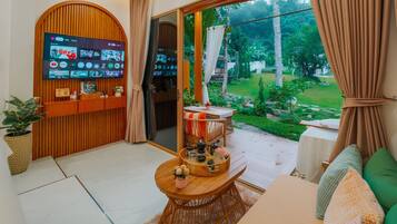 V1 : Villa Creek View | Premium bedding, desk, bed sheets