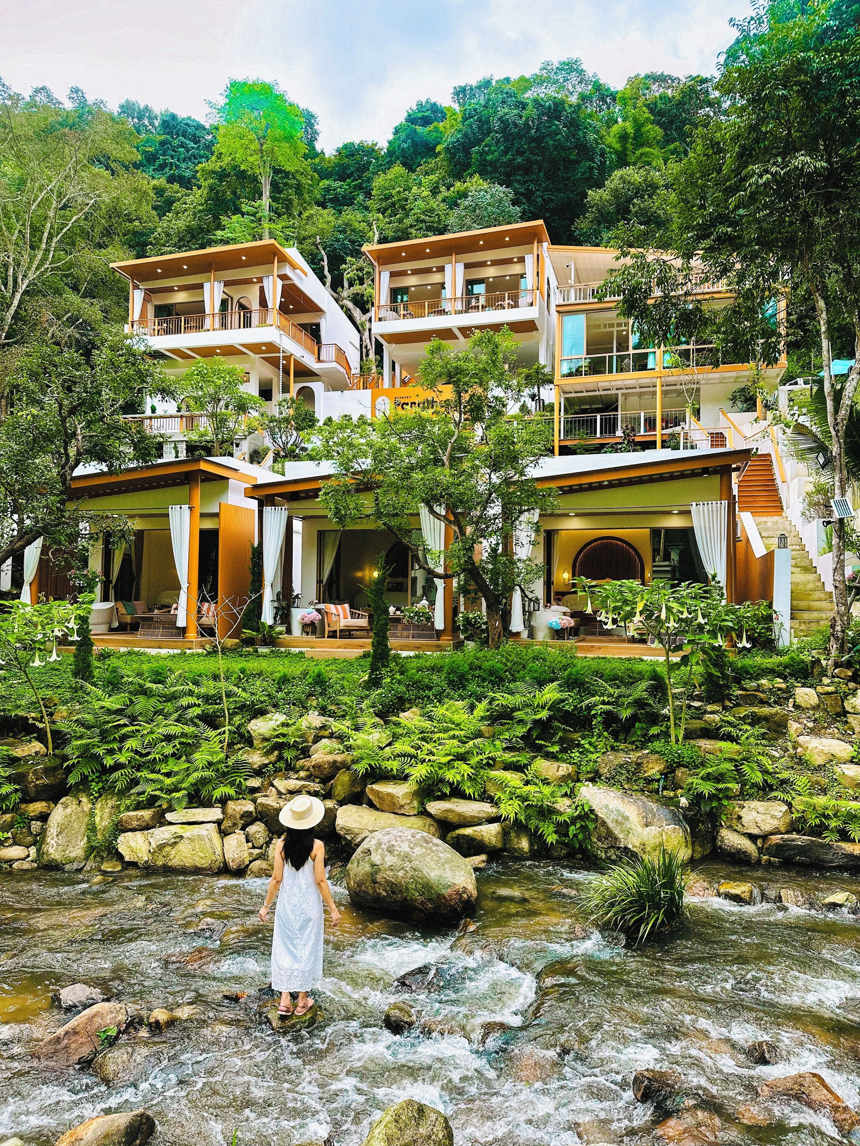 Premium bedding, desk, bed sheets