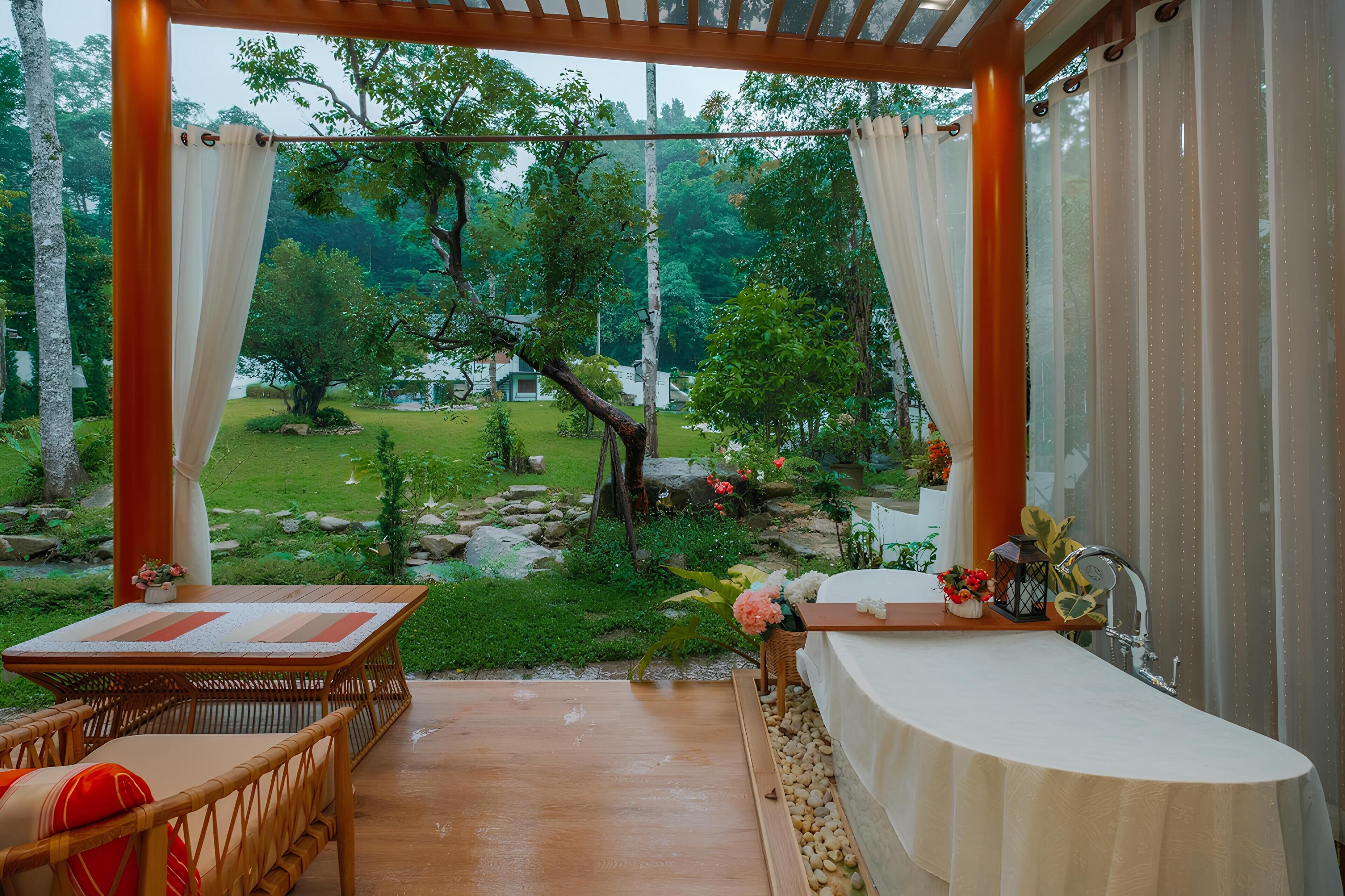 Double Room with Spa Bath and River View | In-room dining