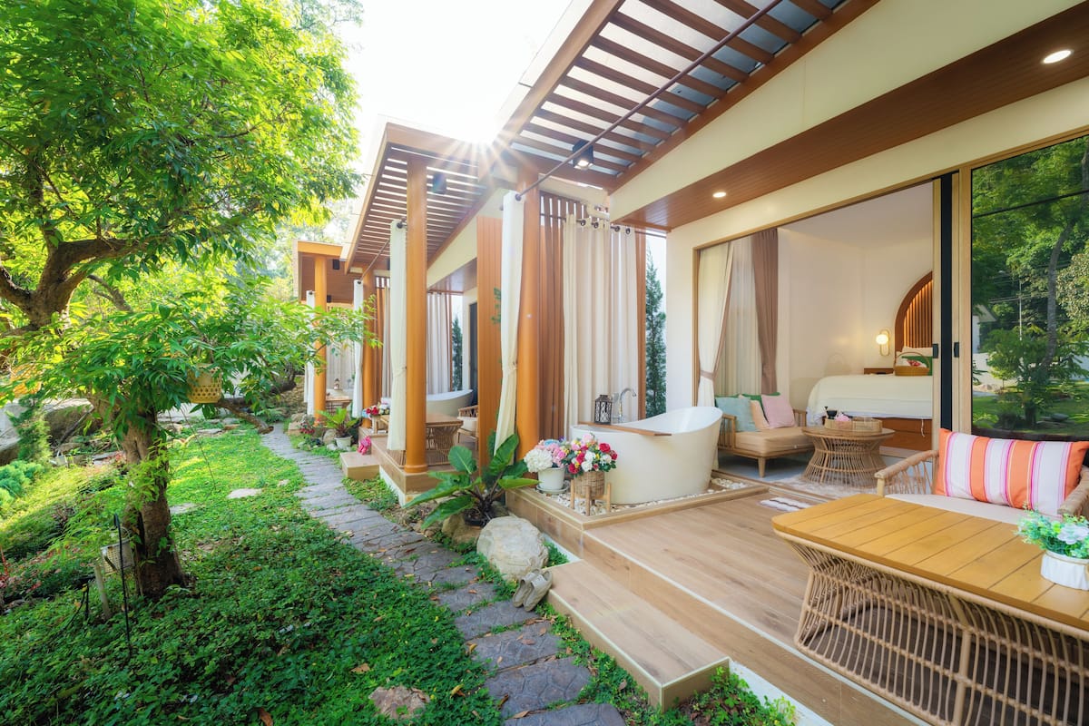 Peralatan tempat tidur premium, bar mini percuma, meja, cadar katil 