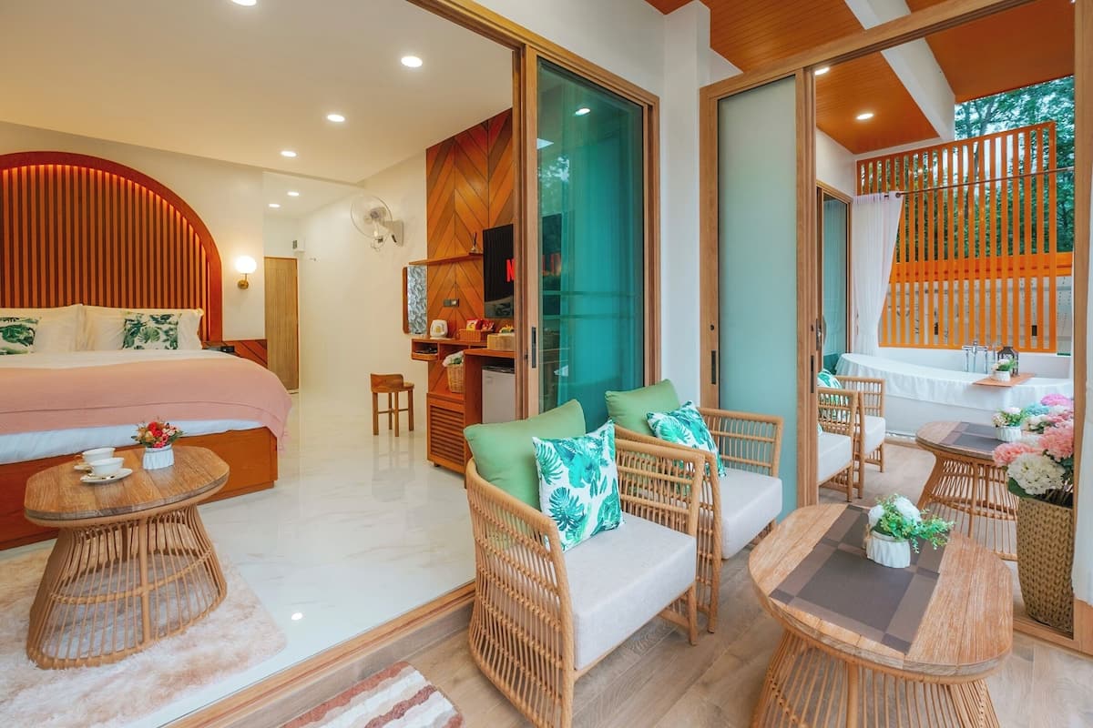 Standard Double Room | Peralatan tempat tidur premium, bar mini percuma, meja, cadar katil 