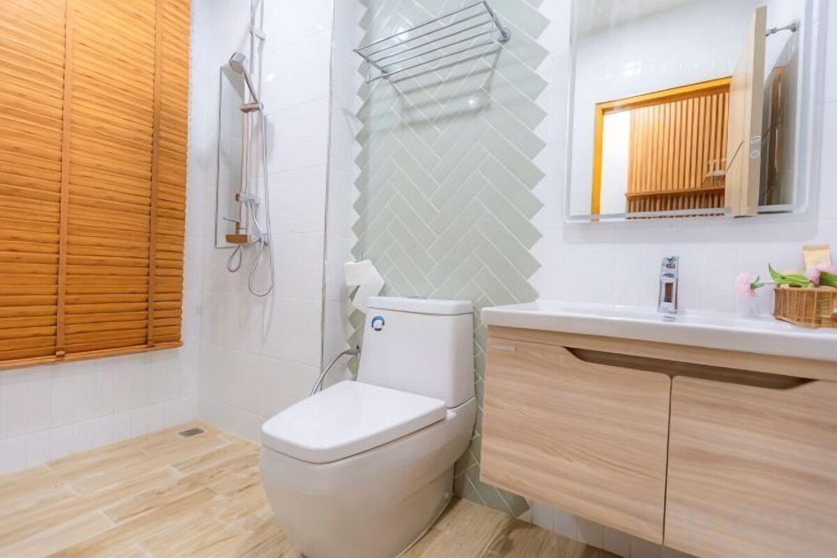 Combined shower/tub, rainfall showerhead, free toiletries, hair dryer
