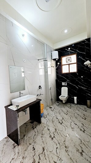 Quarto luxo | Banheiro | Chuveiro, chuveiro com efeito de chuva, roupões de banho, chinelos