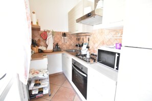 Coffee/tea maker, fridge, microwave, oven