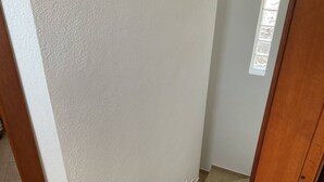 A staircase with a wooden handrail and a white wall. - Casa Eden Roch - Villa Sole (Domus de Maria)