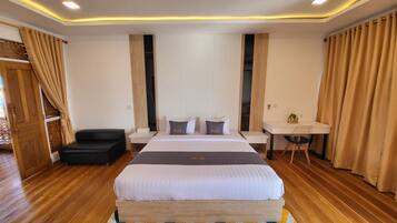 Habitación, 1 cama de matrimonio grande | Escritorio, camas supletorias, wifi gratis y ropa de cama