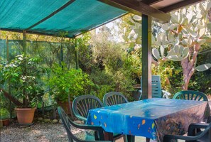 Outdoor dining - Apartment with garden in Lacona, ideal for relax. (Capoliveri)