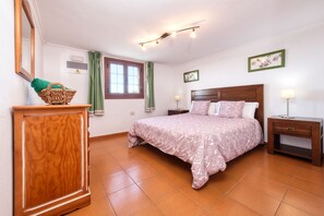 1 Schlafzimmer, Schreibtisch, Bügeleisen/Bügelbrett, Reisekinderbett
